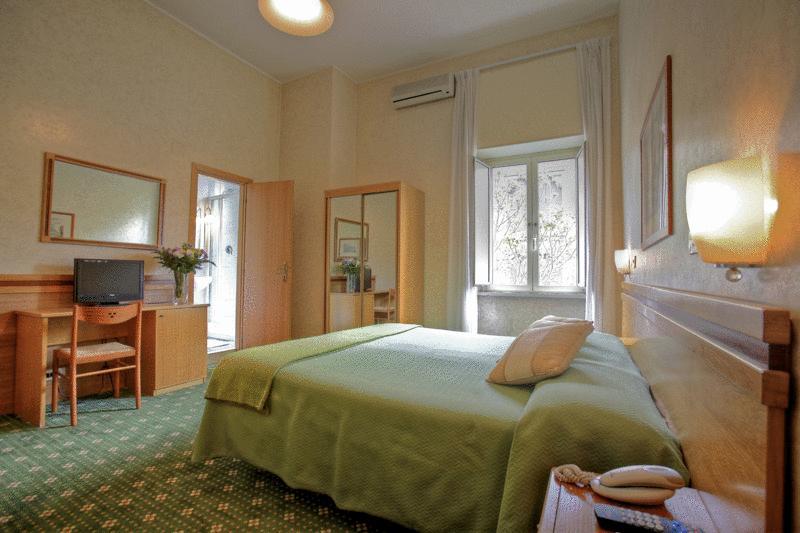 Hotel Embassy